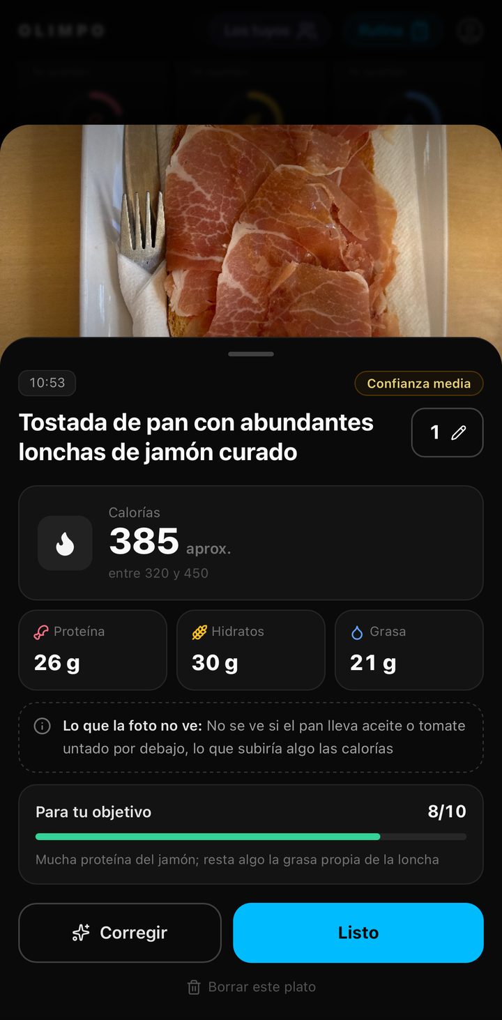 Lo que devuelve OLIMPO: tostada de pan con jamón curado, unas 385 calorías (entre 320 y 450), 26 g de proteína, 30 g de hidratos y 21 g de grasa, lo que la foto no ve y un 8 sobre 10 para tu objetivo
